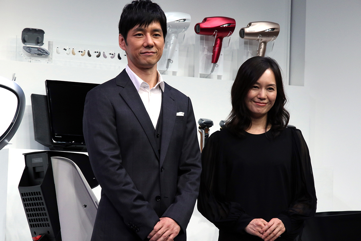 女優「奥貫薫」さんが9年寄り添った愛車とは［左はPanasonicのCMで共演した俳優の西島秀俊さん（2017年撮影）／Photo：時事通信フォト］