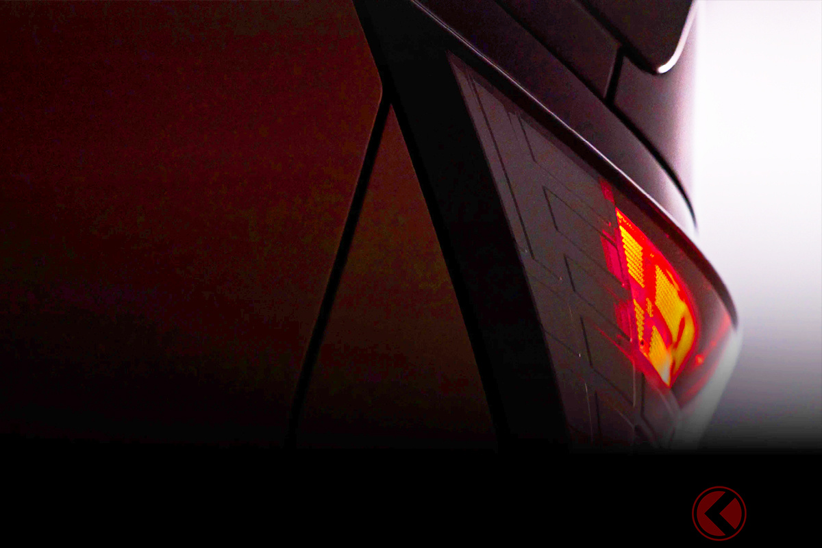 ティーザー画像ではテールライトの一部分も意匠も明らかに！