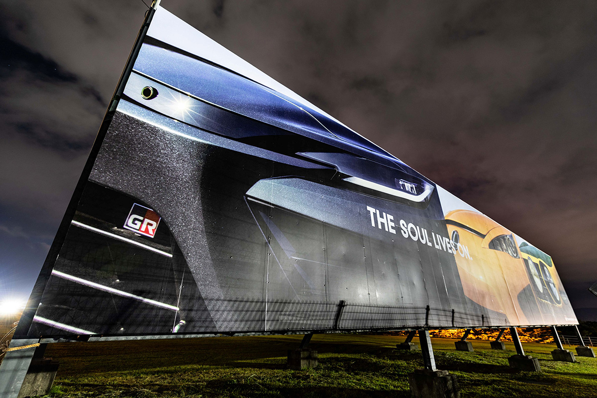 富士スピードウェイに謎の看板が掲出された(画像引用:トヨタ自動車株式会社 @TOYOTA_PR)