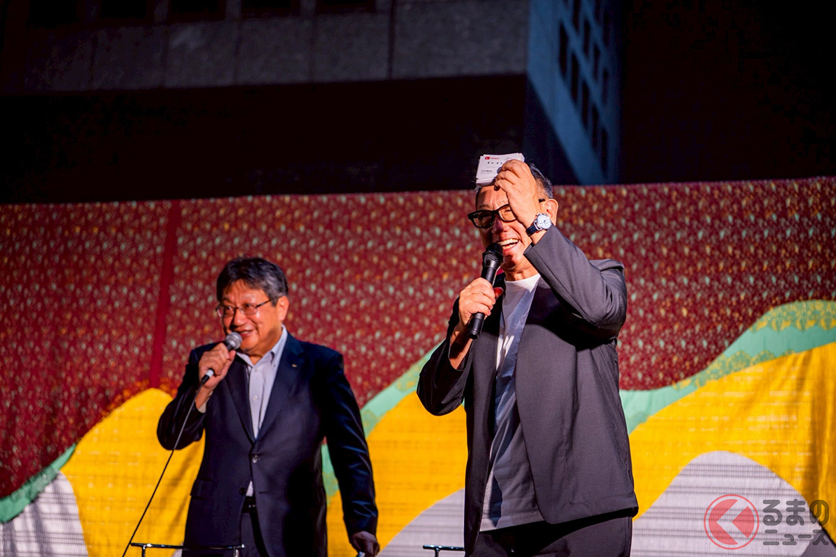 ダイハツの星加副社長から名刺をもらった豊田会長（写真撮影：長谷川智哉）