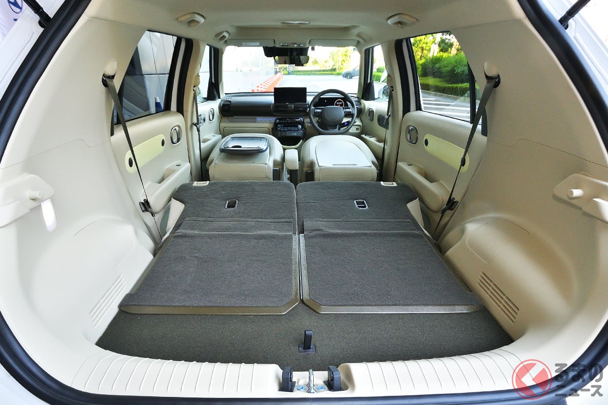 コンパクトなボディなのに、大人2人が寝れる広い室内空間も大きな魅力!