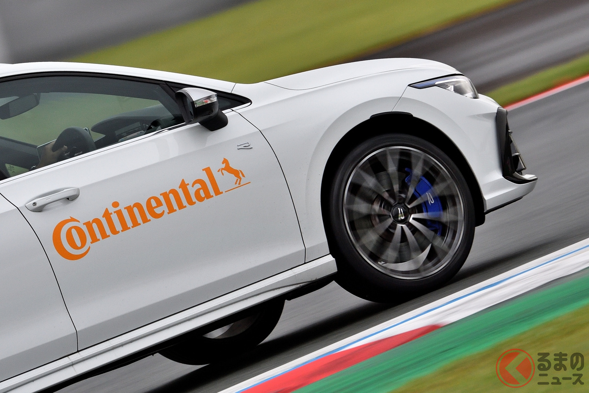 続いて、サーキットで「SportContact 7」を履いたゴルフRヴァリアントに試乗。コントロールが難しい路面コンディションだが、安心してクルマを走らせることができた