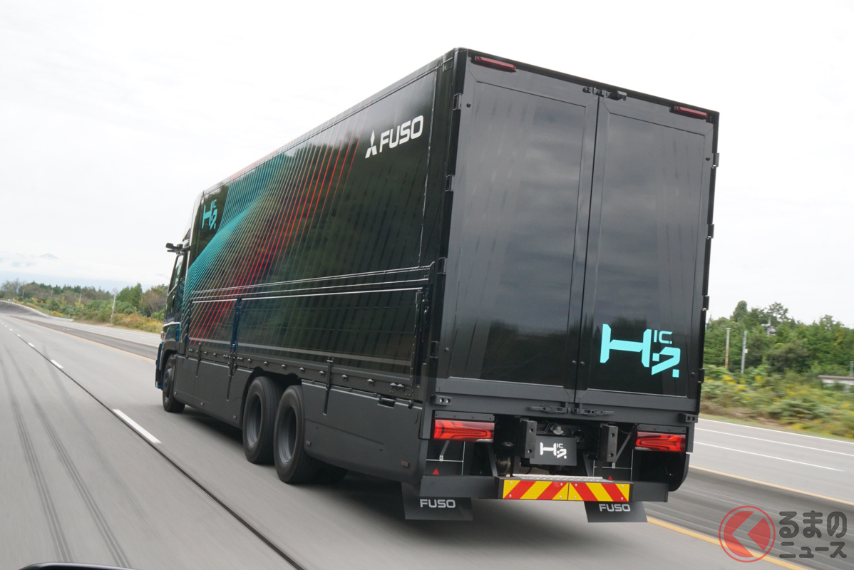 水素エンジンを積むコンセプトモデル「H2IC」。ディーゼルエンジンと運転フィーリングに大きな違いはないとのことだが、音質はガソリンエンジン車のようだ