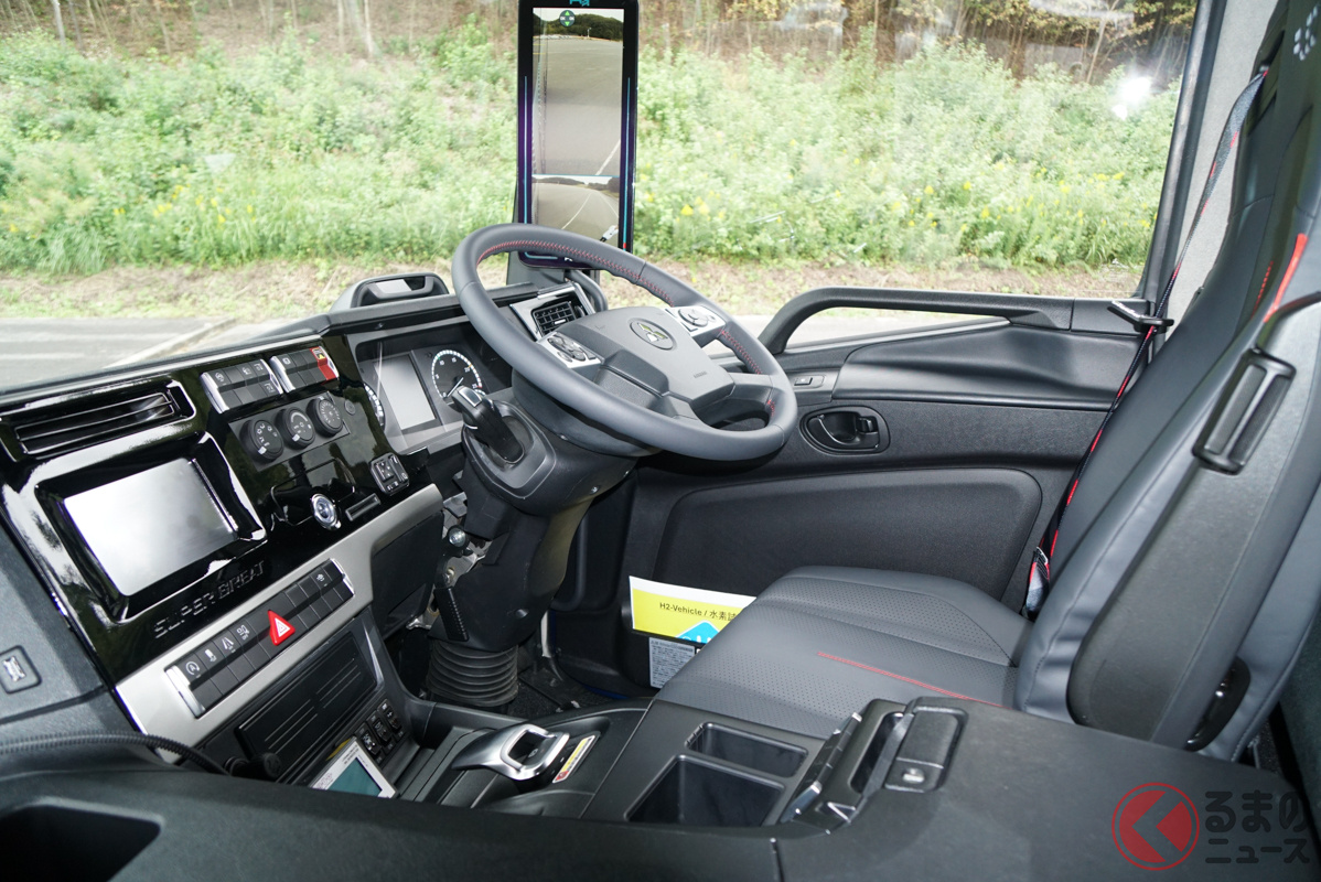 「H2IC」のインテリア。シート・アームレスト・ステアリングホイールなどにリサイクルレザーなどのサステナブル素材が使用されている