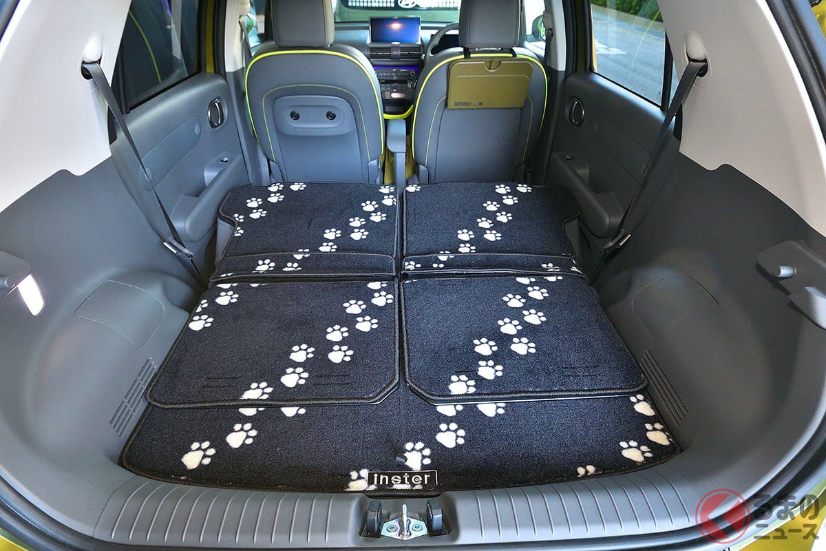 犬の足跡がデザインされた車内が可愛い!