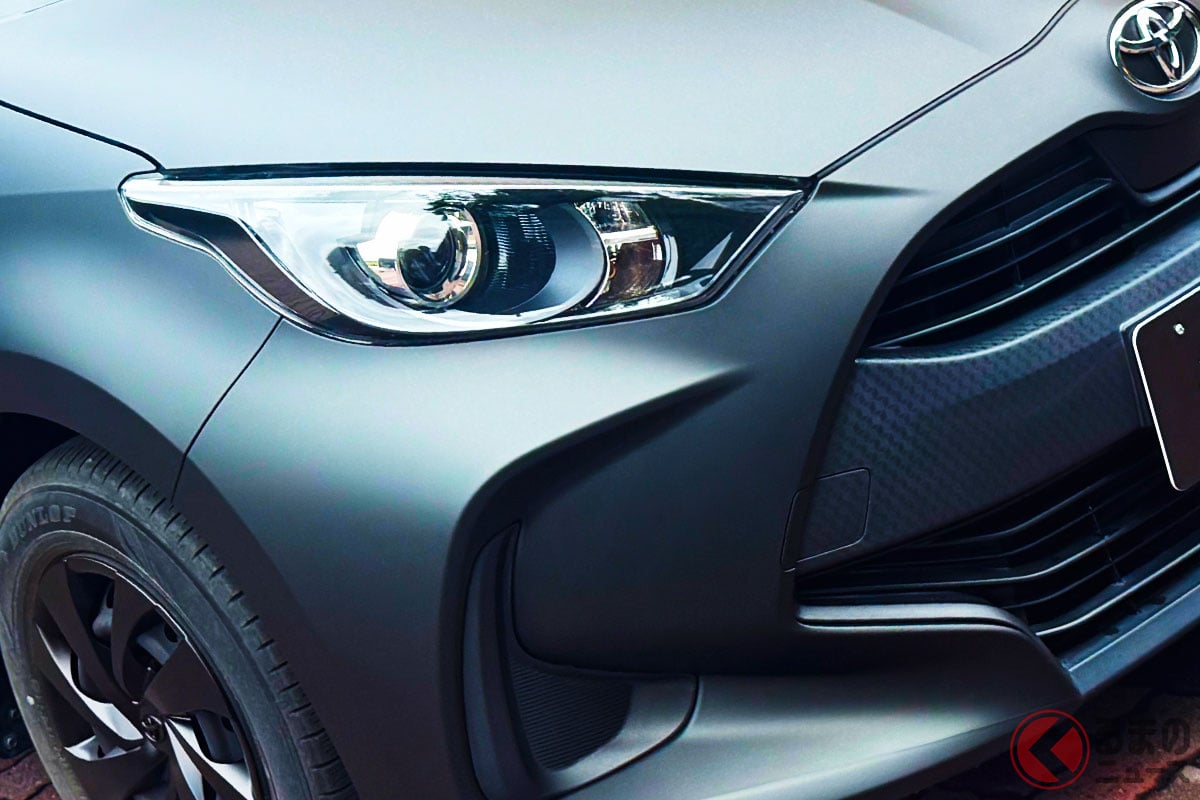 トヨタ「ヤリス」特別な“艶消しブラック仕様”がカッコイイ!