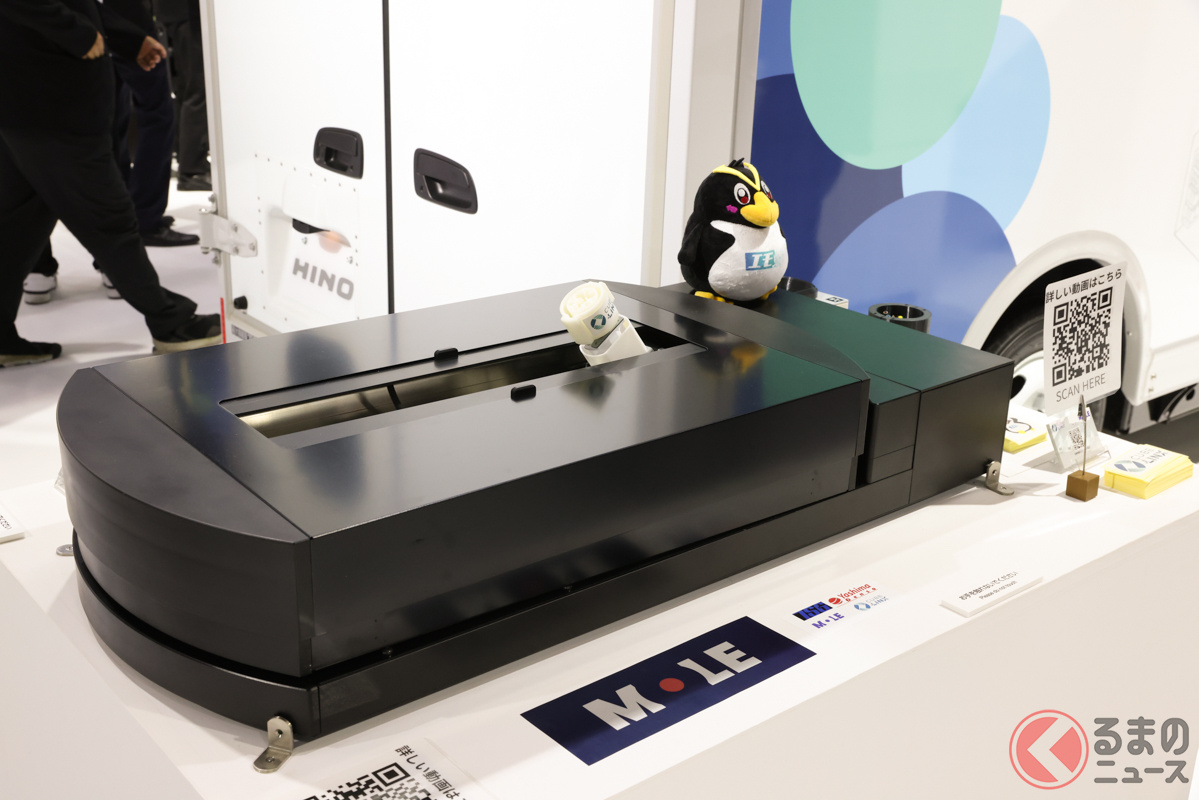 「デュトロ Z EV」とともに展示された、車両後部へ設置する「床下充電ユニット」