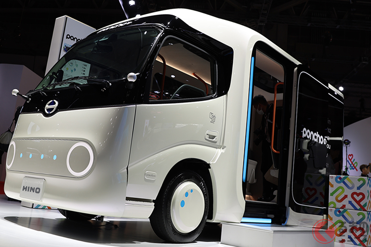 「ジャパンモビリティショー2025」の日野自動車ブースで初展示された小型BEV路線ノンステップバス「ポンチョドット」