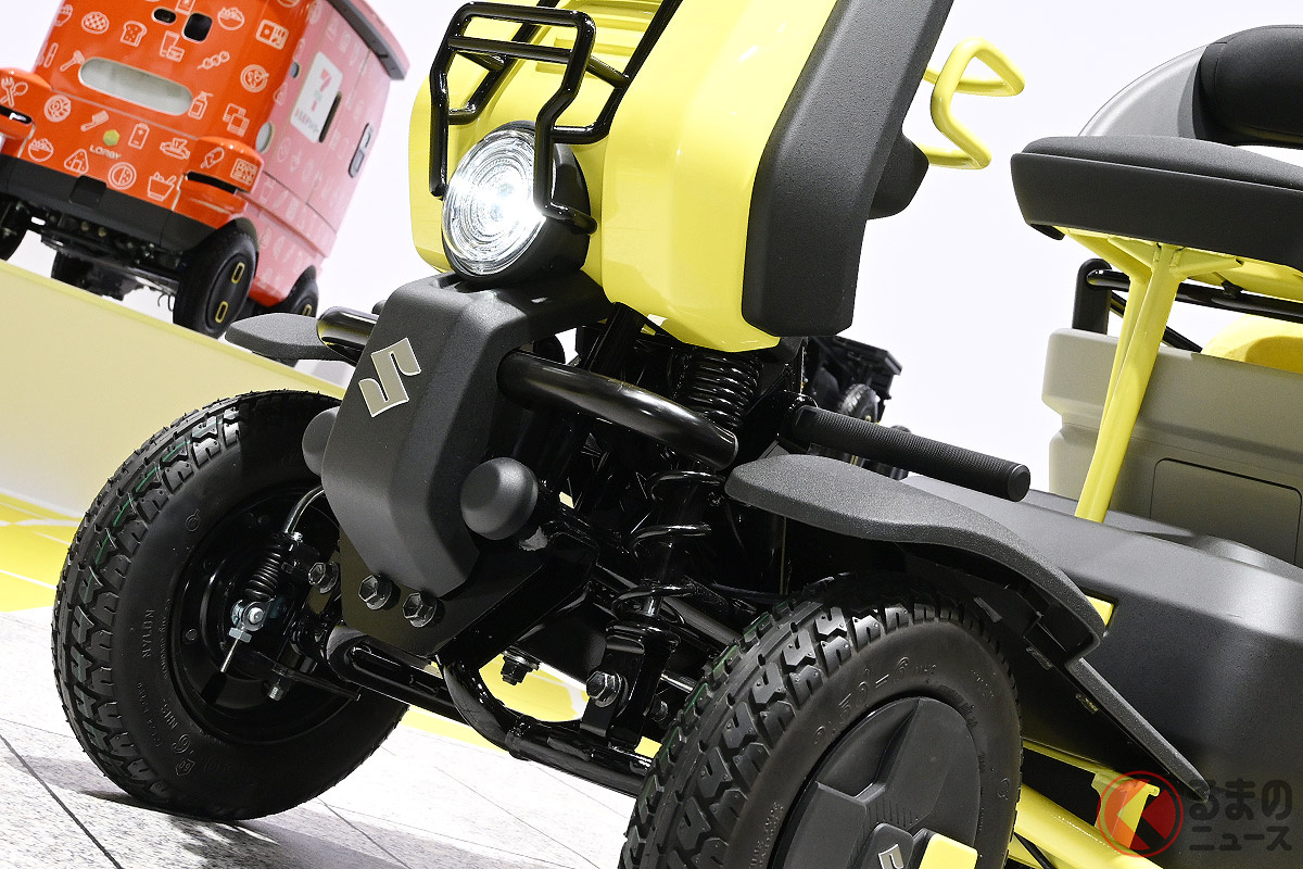 スズキが「“1人乗り”小さい四輪車」世界初公開！ 全長1.3m級のコンパクトボディ×使い勝手よすぎる“新たな荷台”採用！ フルモデルチェンジ並みに進化した「スズライド2」がスゴい！