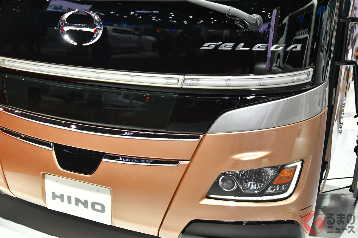 20年ぶりデザイン刷新！ 日野が「新たな精悍モデル」を日本“初”公開！ 斬新すぎる「門型スポイラー」×新12速AMT搭載で燃費向上！ 上質な「キング・オブ・観光バス」新セレガ JMSで初披露