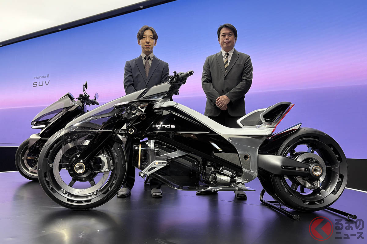 ホンダのコンセプトモデル「EV OUTLIER（アウトライヤー）Concept」（右）と開発者の横山 悠一さん（右）、堤 裕也さん（左）