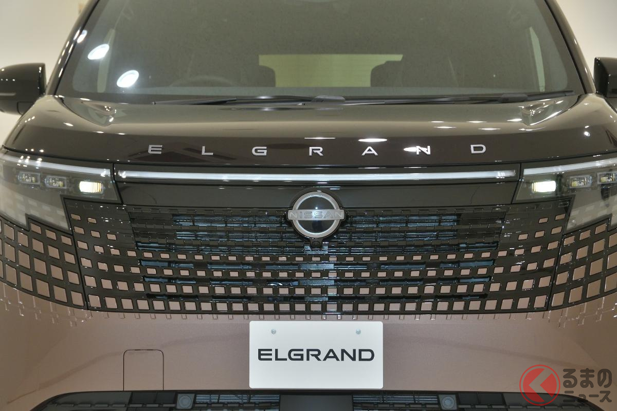 フロントフェイスには、日本の伝統工芸「組子」をモチーフにしたグリルパターンを採用