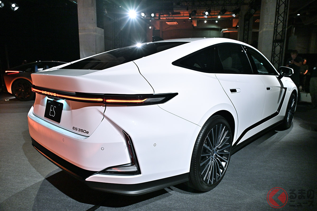 ワイド感を強調したリアビュー。水平基調の一文字ライトが「LEXUS」ロゴとともに存在感を放つ