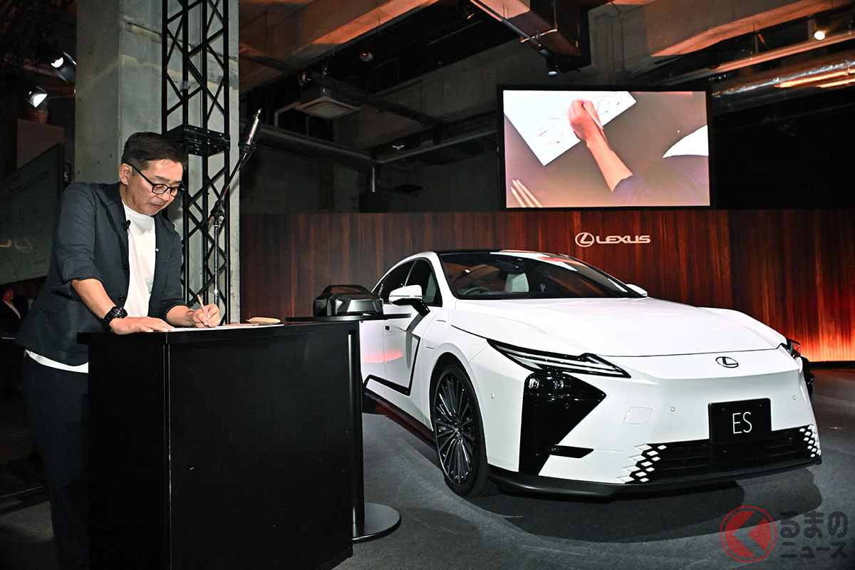 プロジェクトチーフデザイナーの熊井弥彦氏のによるレクサス新型「ES」のデザインスケッチ