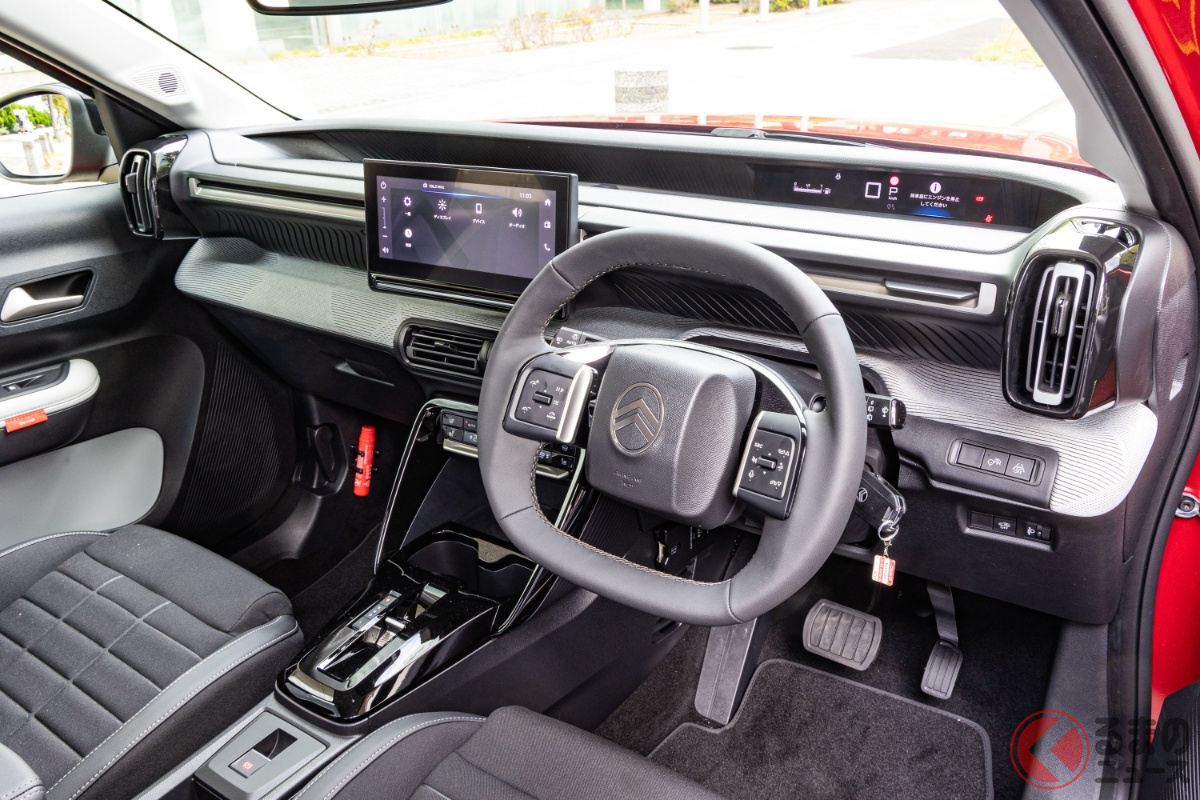 直線基調のインパネに10インチタッチスクリーンを備え、上質かつ機能的な室内空間を演出