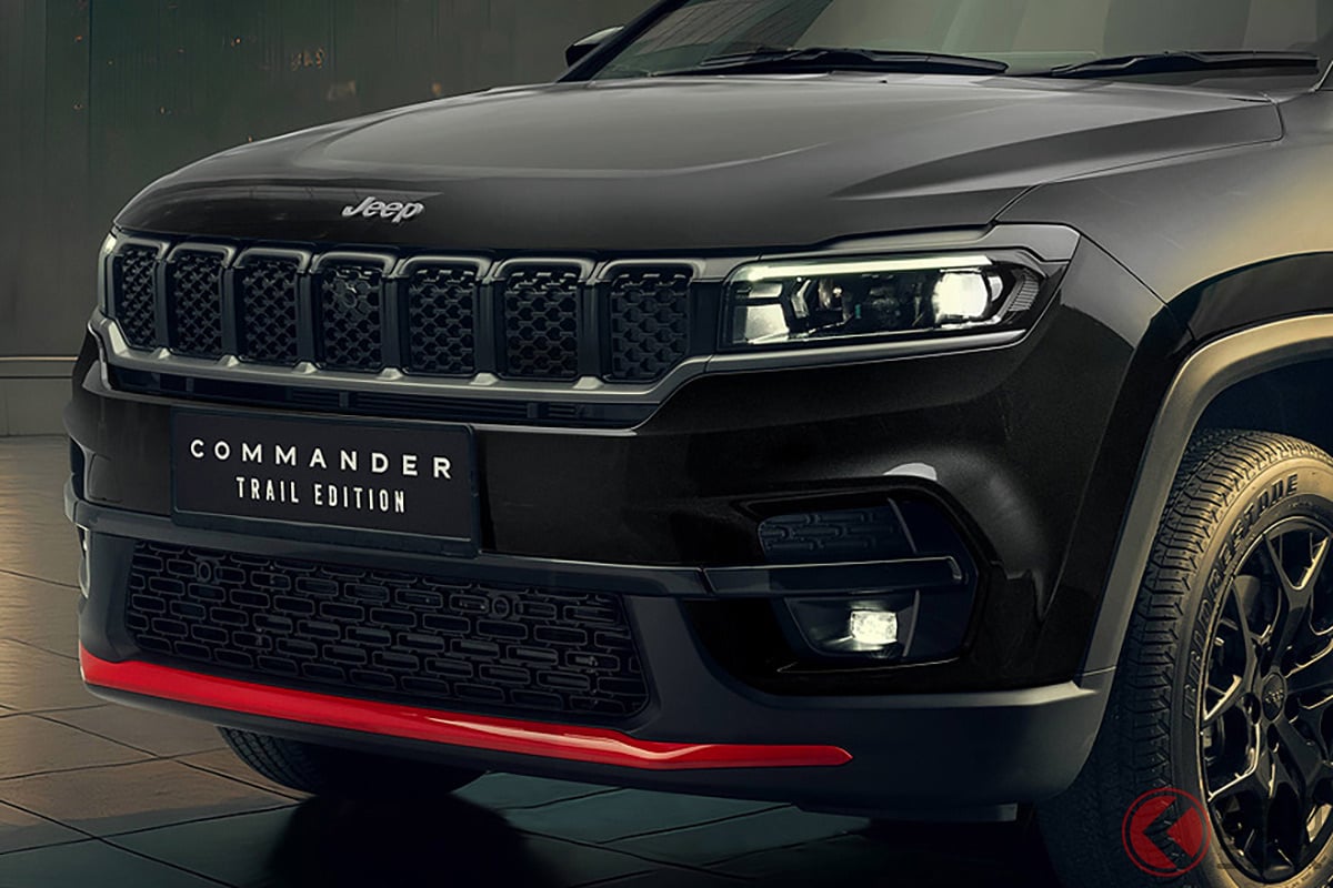 ブラック基調の外装にレッドアクセントをまとったジープ「コマンダー トレイルエディション」
