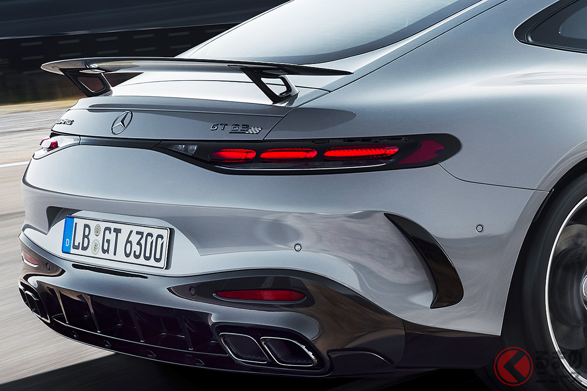 メルセデスAMG「GT 63 PRO 4MATIC+クーペ」。専用カーボンエアロと大型ウイングが迫力のリアスタイルを演出