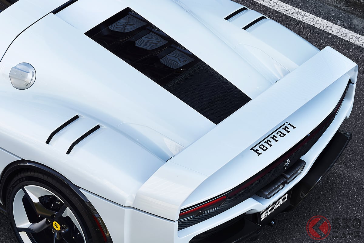 フェラーリ新型 「SC40」のリアセクションには、固定式ウイングとセンター出しチタン製エキゾーストを採用