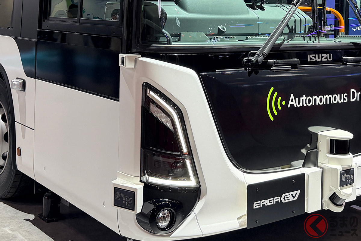 いすゞが「エルガEV 自動運転バス」を世界初公開！ “段差ゼロ”のフルフラット×「自動運転」の“静音モデル”！ 新時代の「大型路線バス」をJMS2025で披露
