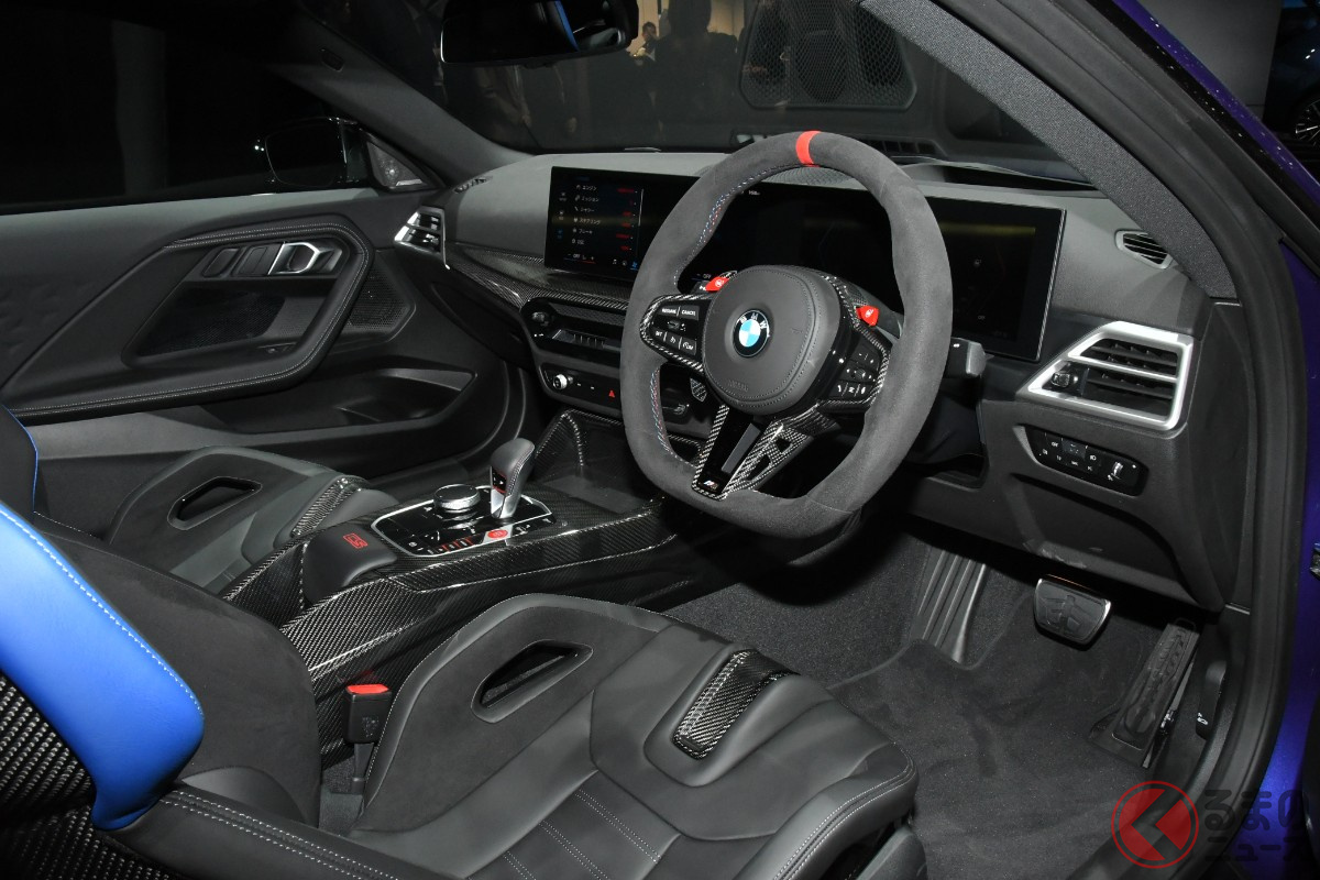 専用のアルカンターラステアリングやカーボンバケットシートを装備。Mモデルらしいスポーティな雰囲気に仕上げられた「M2 CS」のインテリア