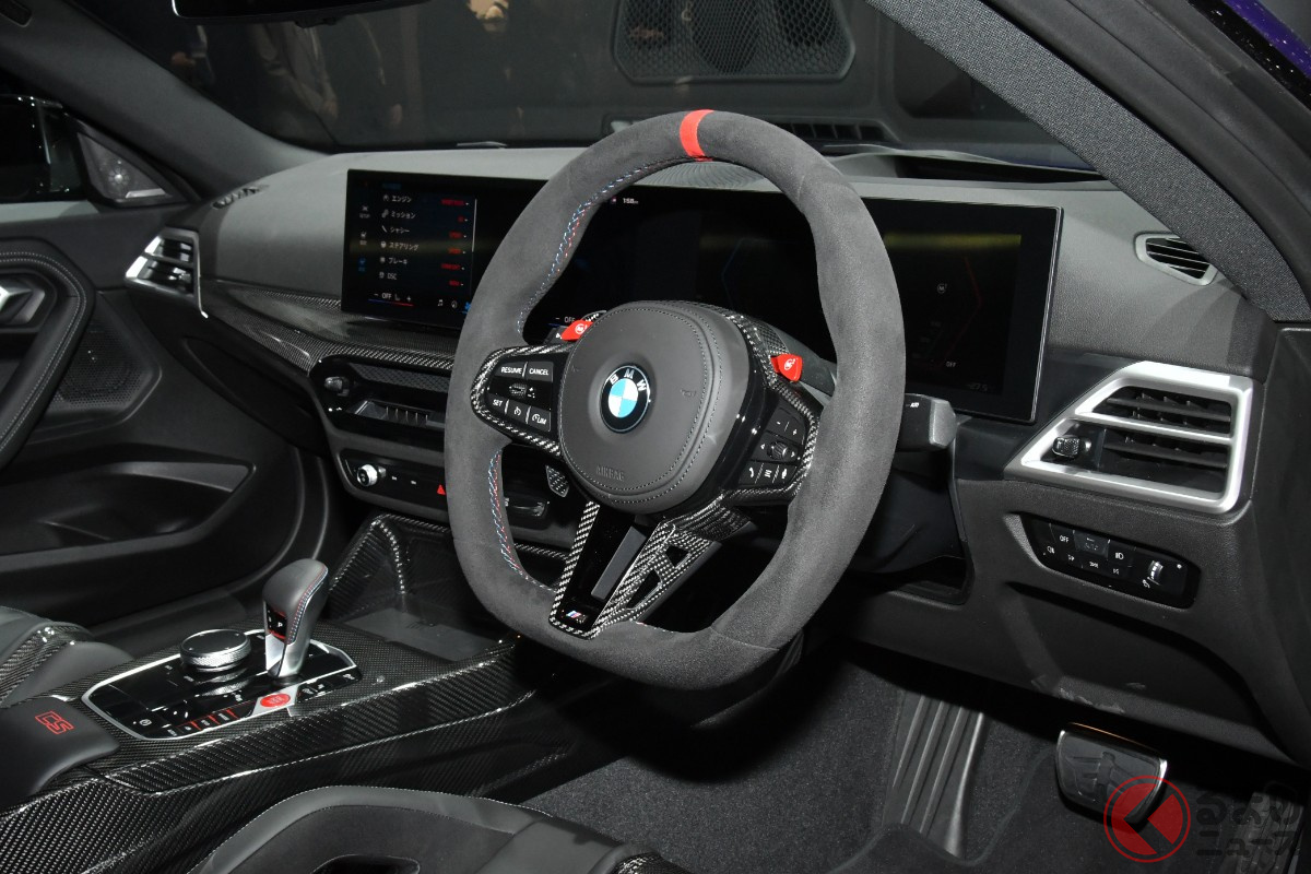 専用のアルカンターラステアリングやカーボンバケットシートを装備。Mモデルらしいスポーティな雰囲気に仕上げられた「M2 CS」のインテリア