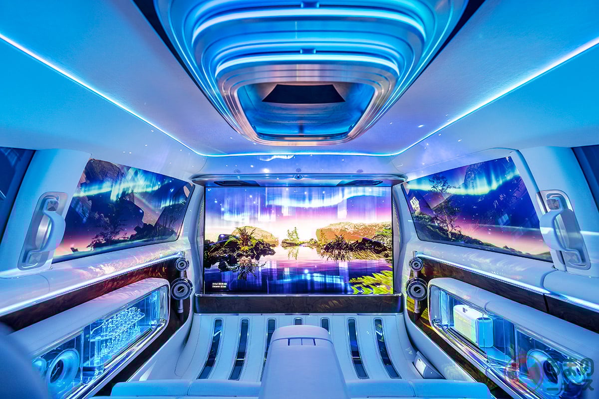 50.8インチのスーパースクリーンを備えた「ヴィジョンV」のインテリア