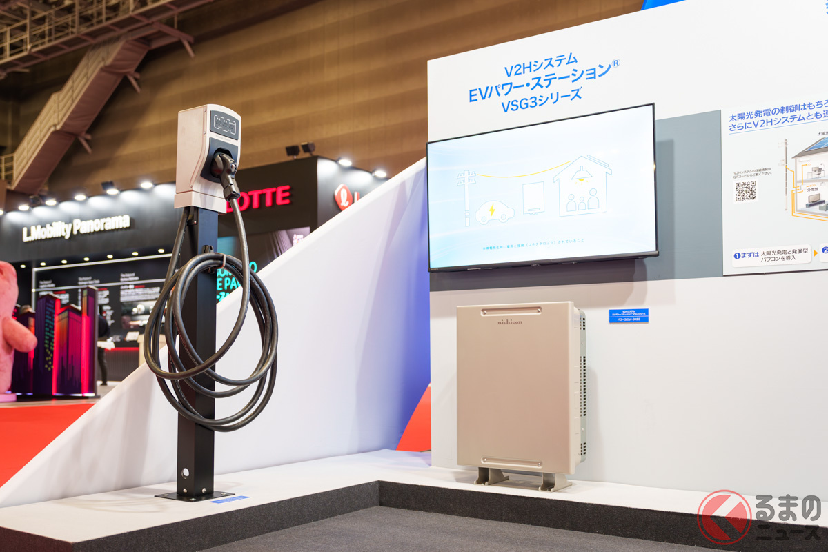 ニチコンが約9割のシェアを持つV2HシステムのEVパワー・ステーション（R）「VSG3 シリーズ」の展示。家からクルマに、クルマから家に、電力をつなぐ架け橋となる機器だ