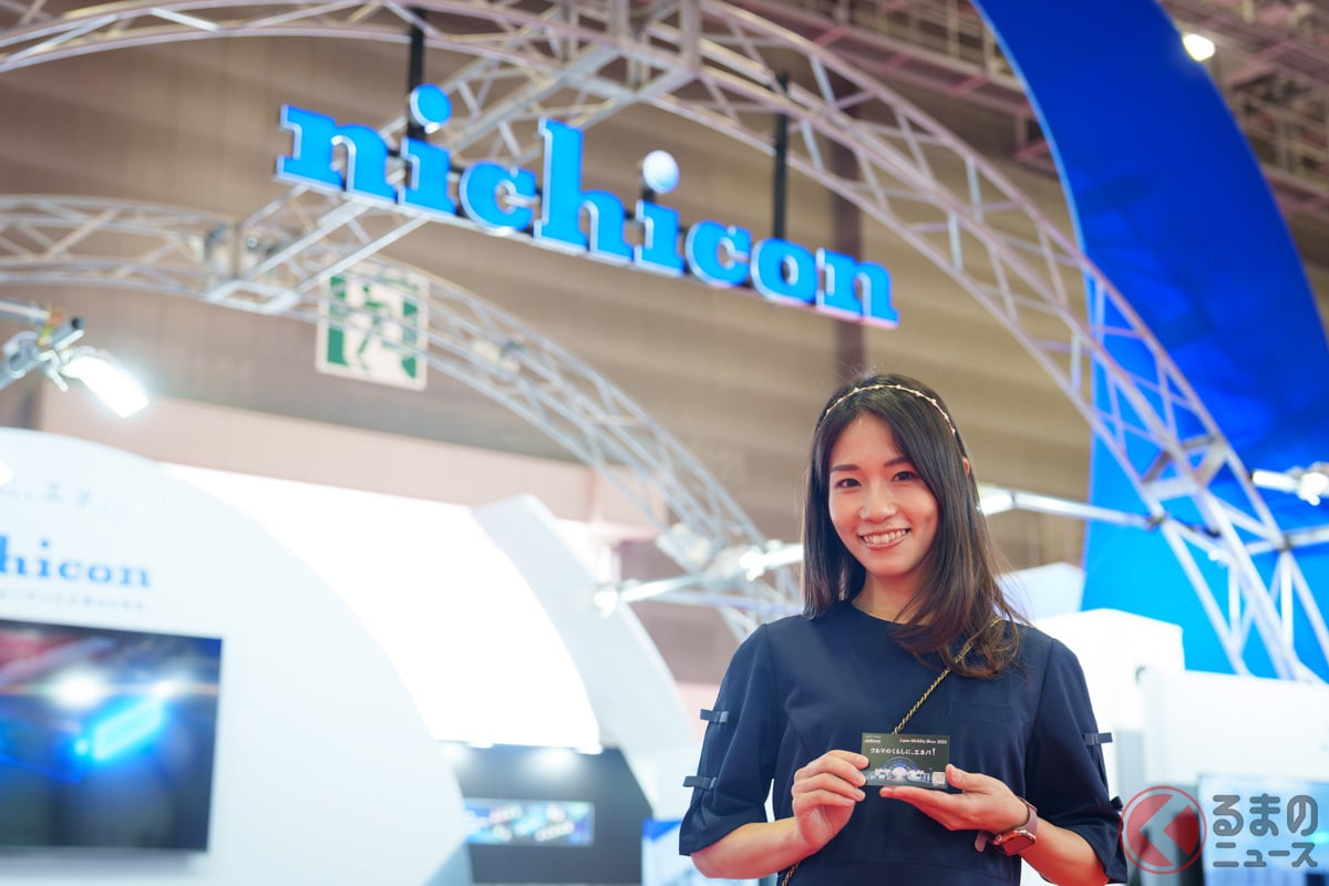 ニチコンのブースには大小さまざまな充電機器が展示されている。ブースはコーポレートカラーのブルーで彩られ、アーチは未来のゲートをイメージさせている