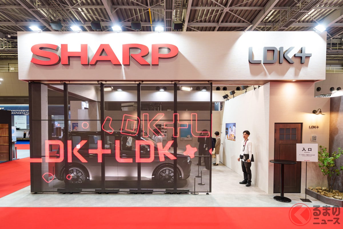 ジャパンモビリティショー2025のシャープブース外観。大きな液晶パネルの内側にコンセプトモデル「LDK+」が配置されている