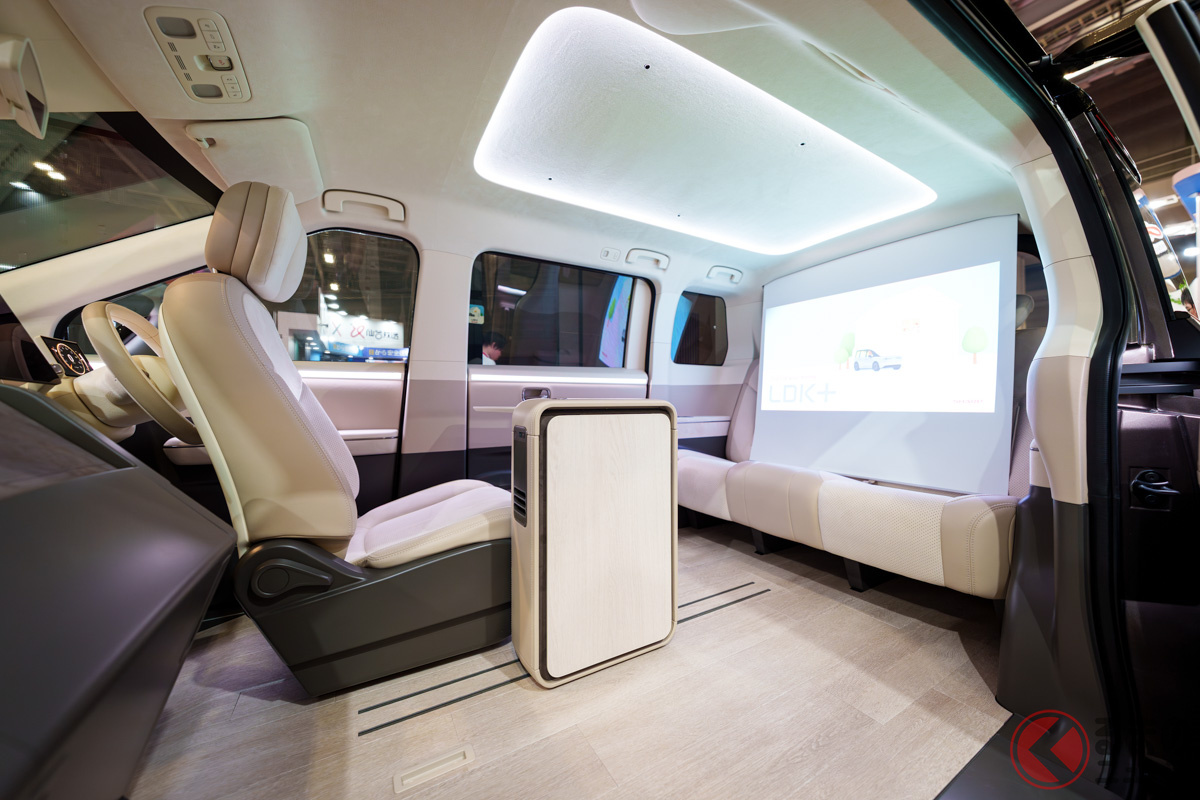 コンセプトモデル「LDK+」の車内。快適性を重視した室内空間は、リビングの拡張空間という表現がまさに的確なものだ