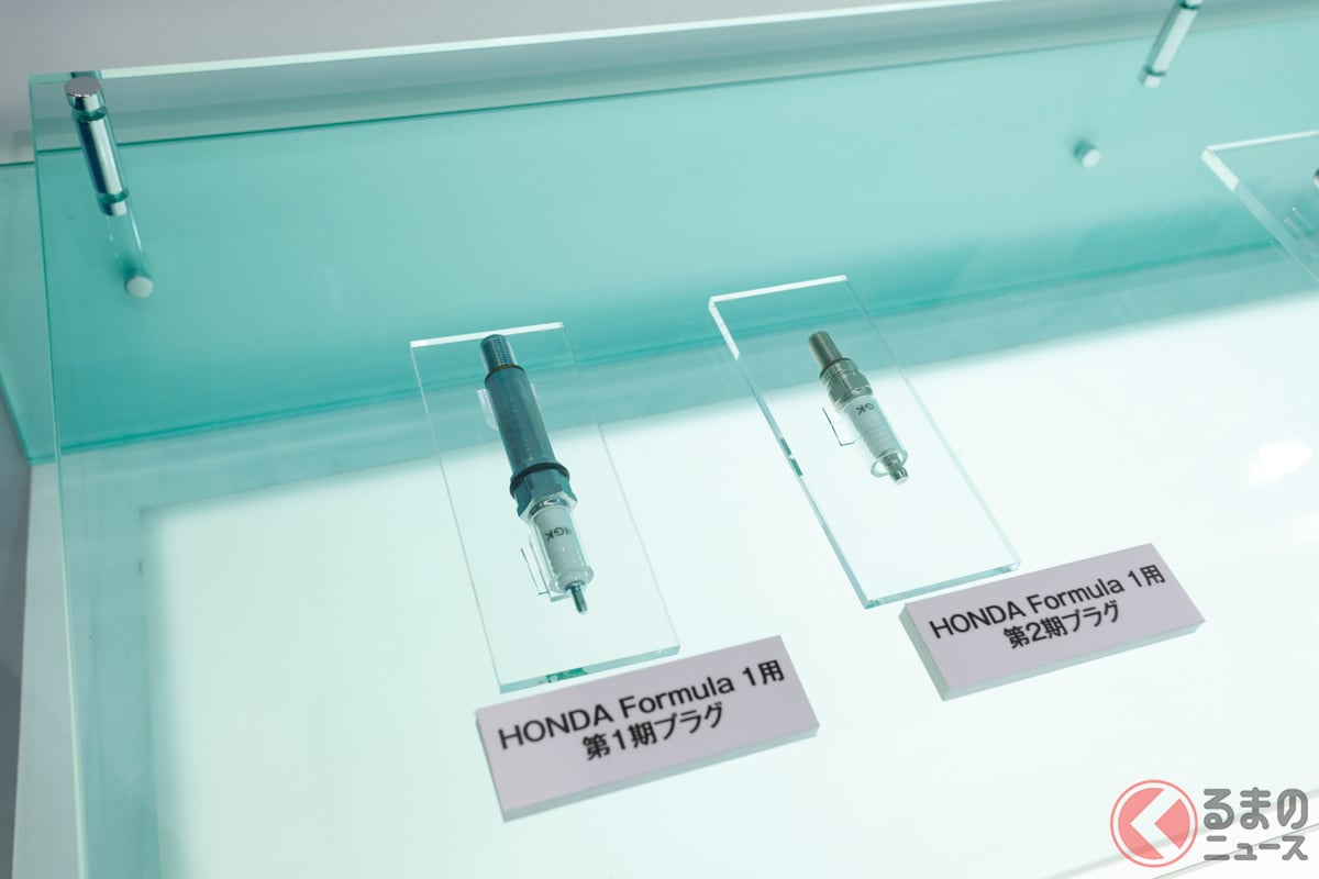 ニテラ(NGK)とホンダ F1の歴史は1964(昭和39)年にさかのぼる。1965(昭和40)年のF1メキシコグランプリではNGKスパークプラグ装着車が初優勝した