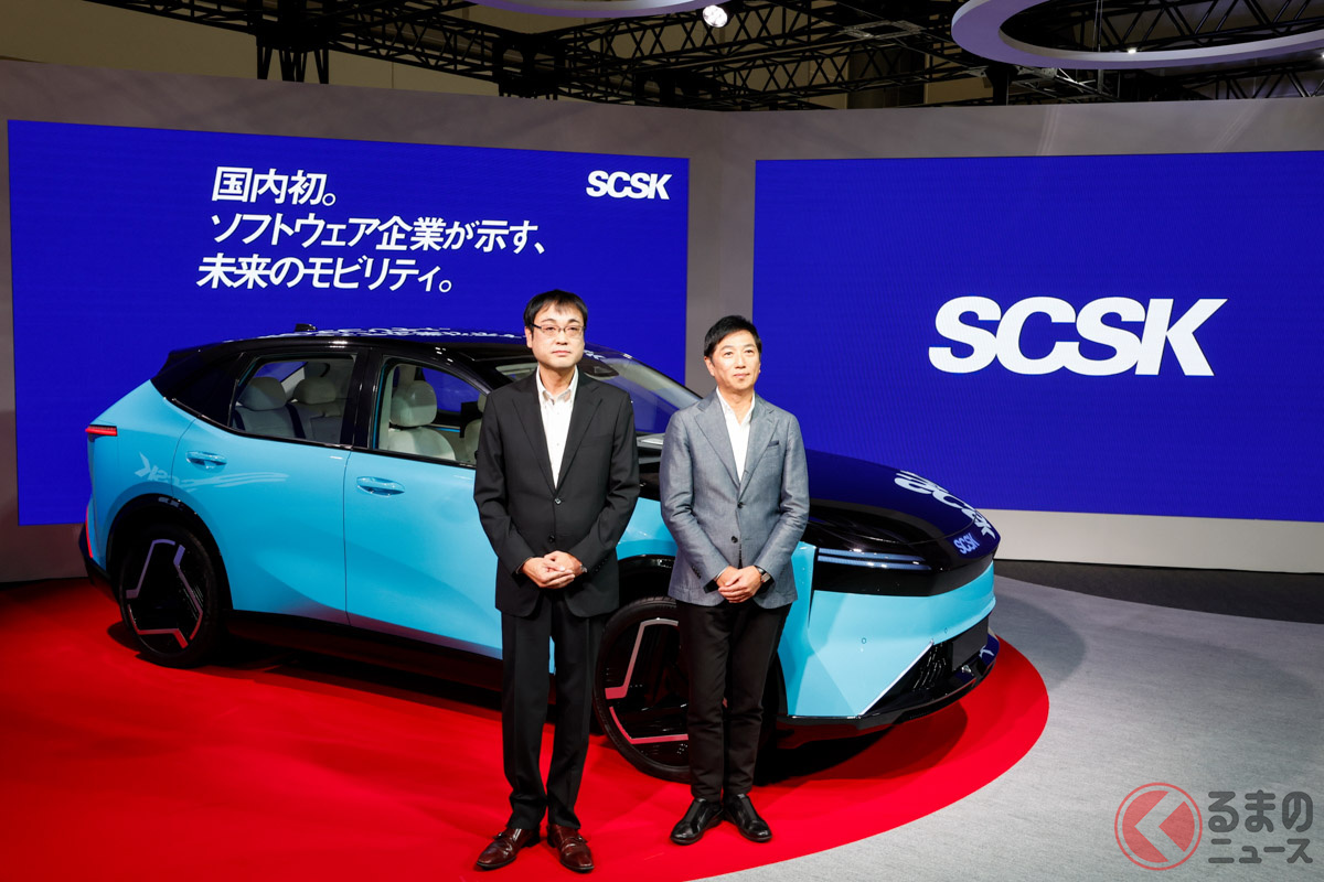 「SCSK-Car」の前に立つ當麻隆昭社長(右)と、三谷明弘SDM事業開発センター長(左)