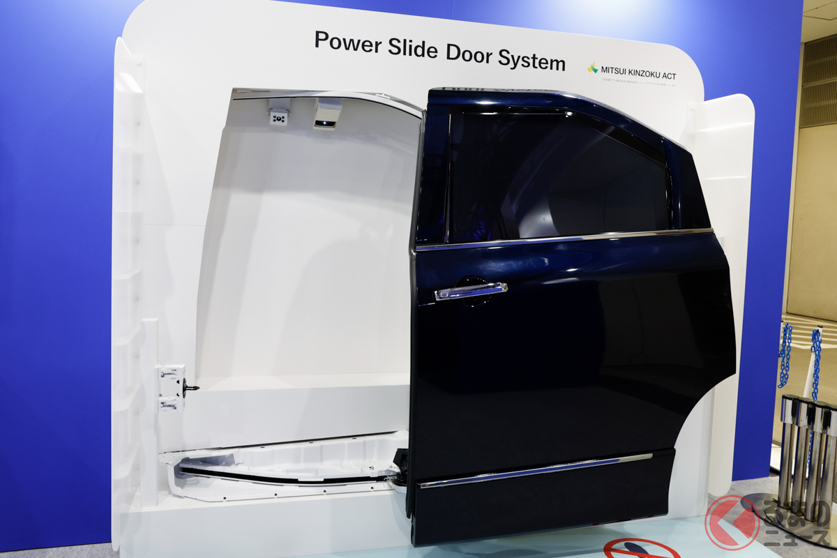 従来の電動スライドドアは閉める際に体に接触することで、センサーが感知して停止していた。この製品は非接触で人を感知するため体に当たることはない