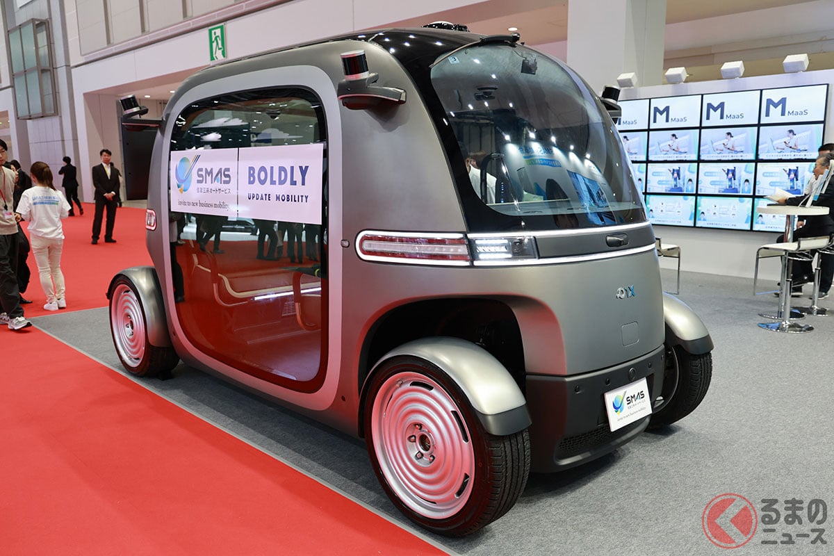 SMASブースに展示している自動運転バス「ROBOBUS」