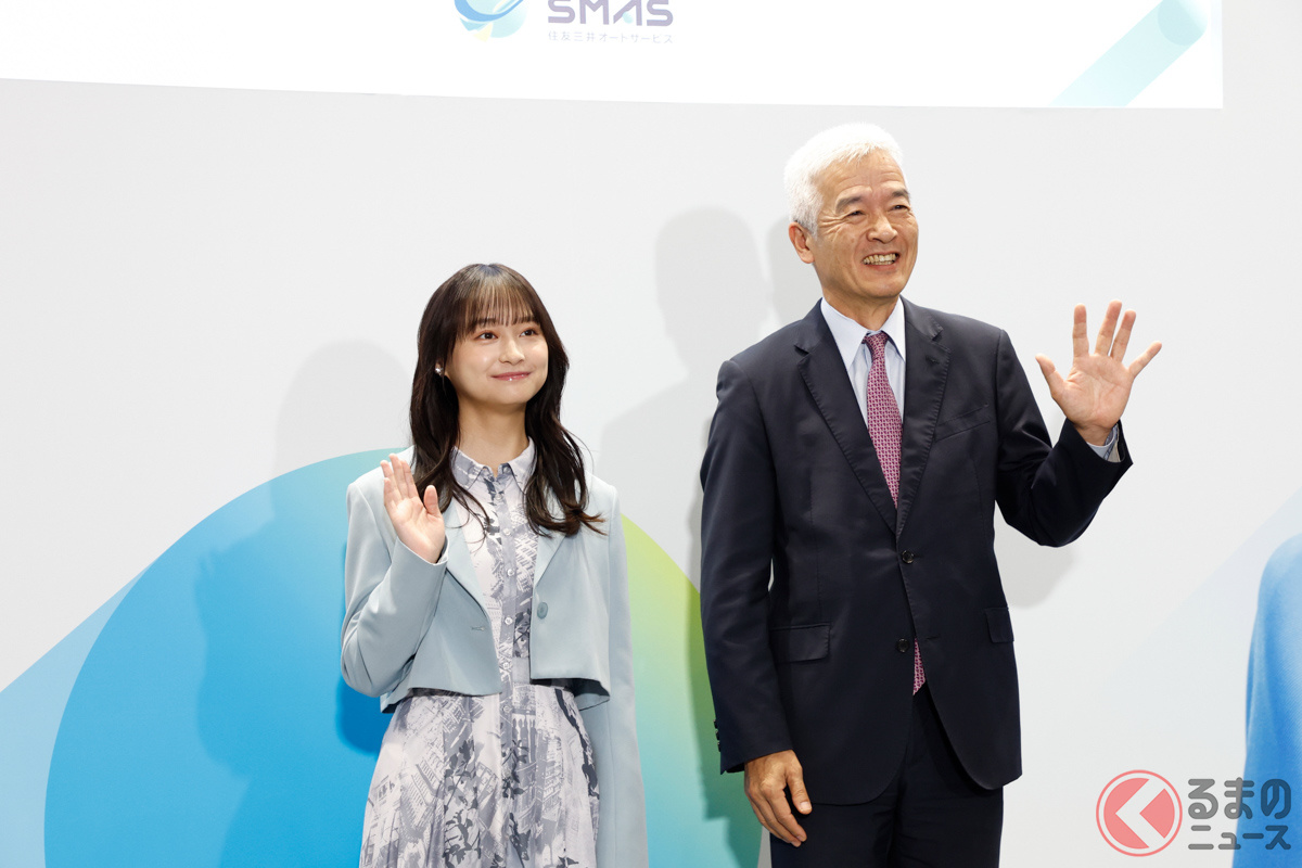 住友三井オートサービスのイメージキャラクターを務める影山優佳さん(左)は、女性アイドルグループ日向坂46の元メンバーだ。同社の麻生浩司社長(右)と共に、未来のモビリティについて語った