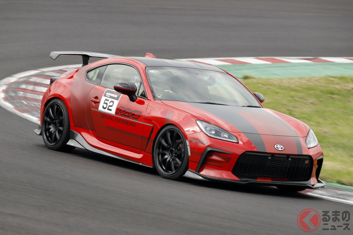 履き比べでサーキットを走るトヨタ「GR86」
