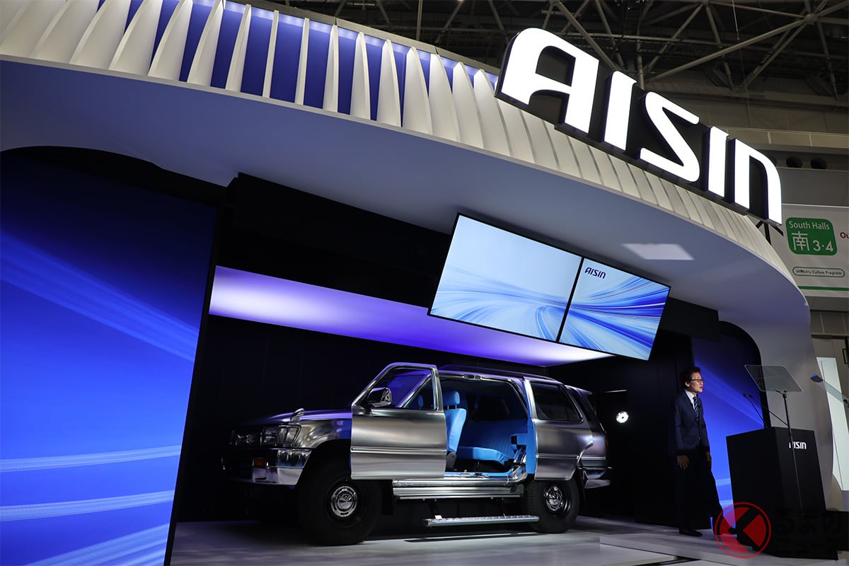 「ジャパンモビリティショー2025」のアイシンブース。「博士の愛車」などが展示されている