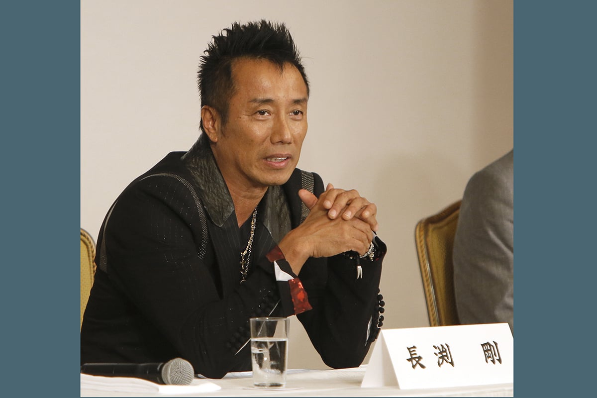 長渕さんの高級外車はどんなクルマ？？（Photo：時事 富士山麓での10万人オールナイトライブ開催発表会見にて）