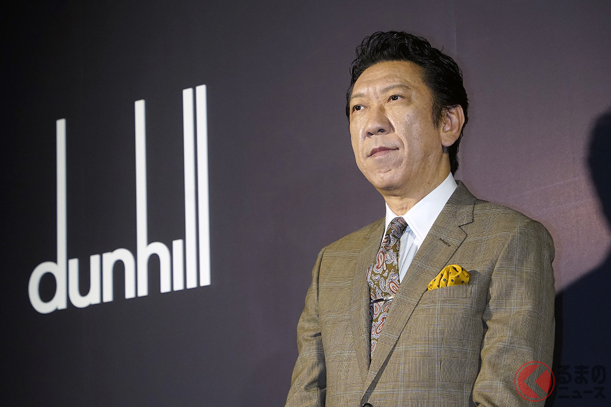 布袋和尚的小型豪華進口車是什麼? (圖:時事通訊社照片。攝於登喜路130週年慶典派對)