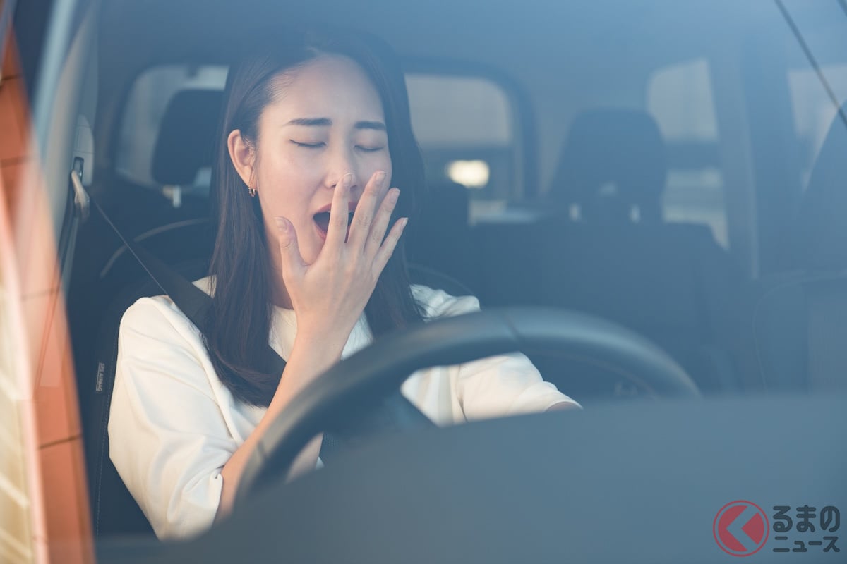 運転中に眠くなったらどうすればいい?(画像はイメージ、プラナ/PIXTA)