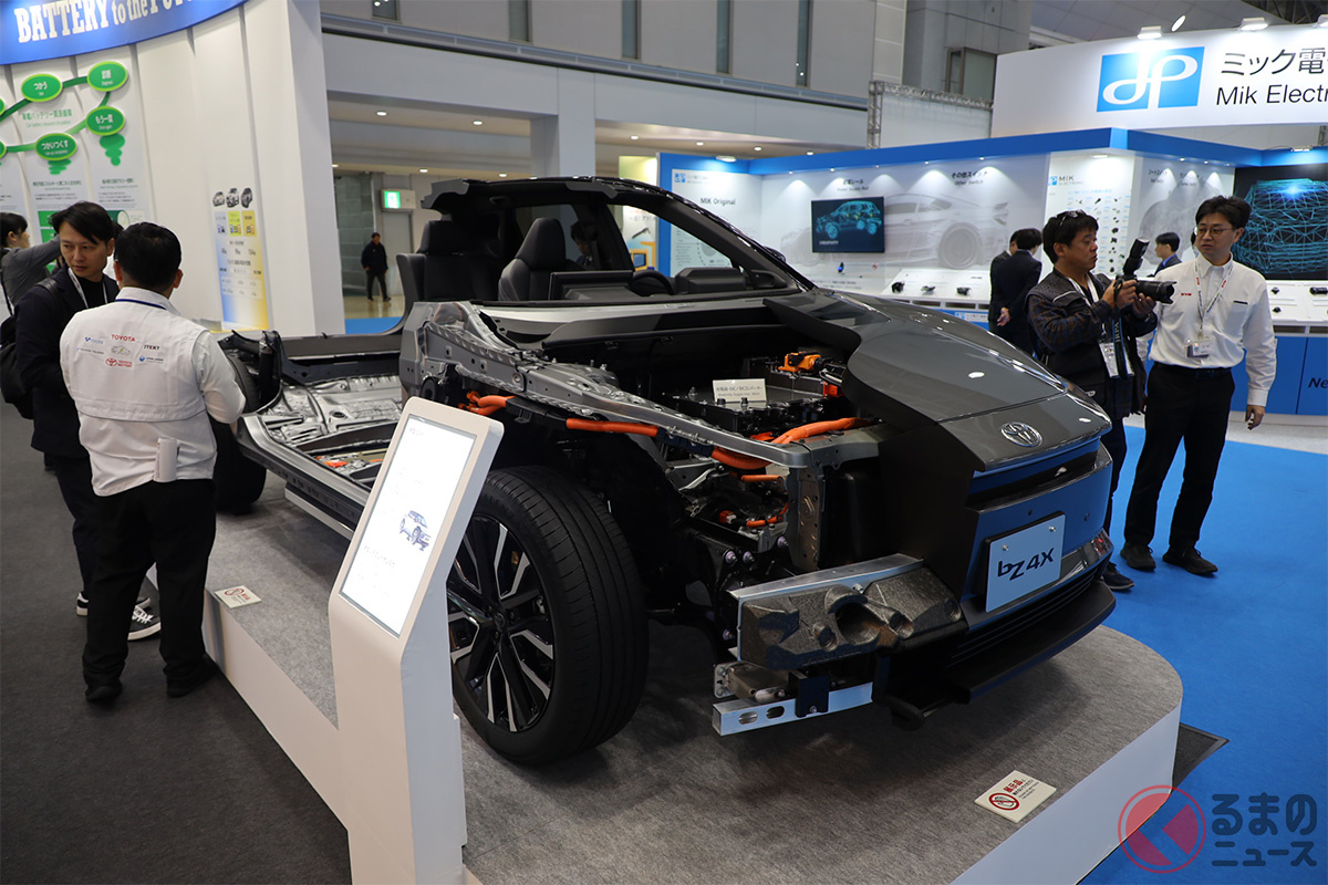 新型リチウムイオン電池を搭載したトヨタ「bZ4X」のカットモデル