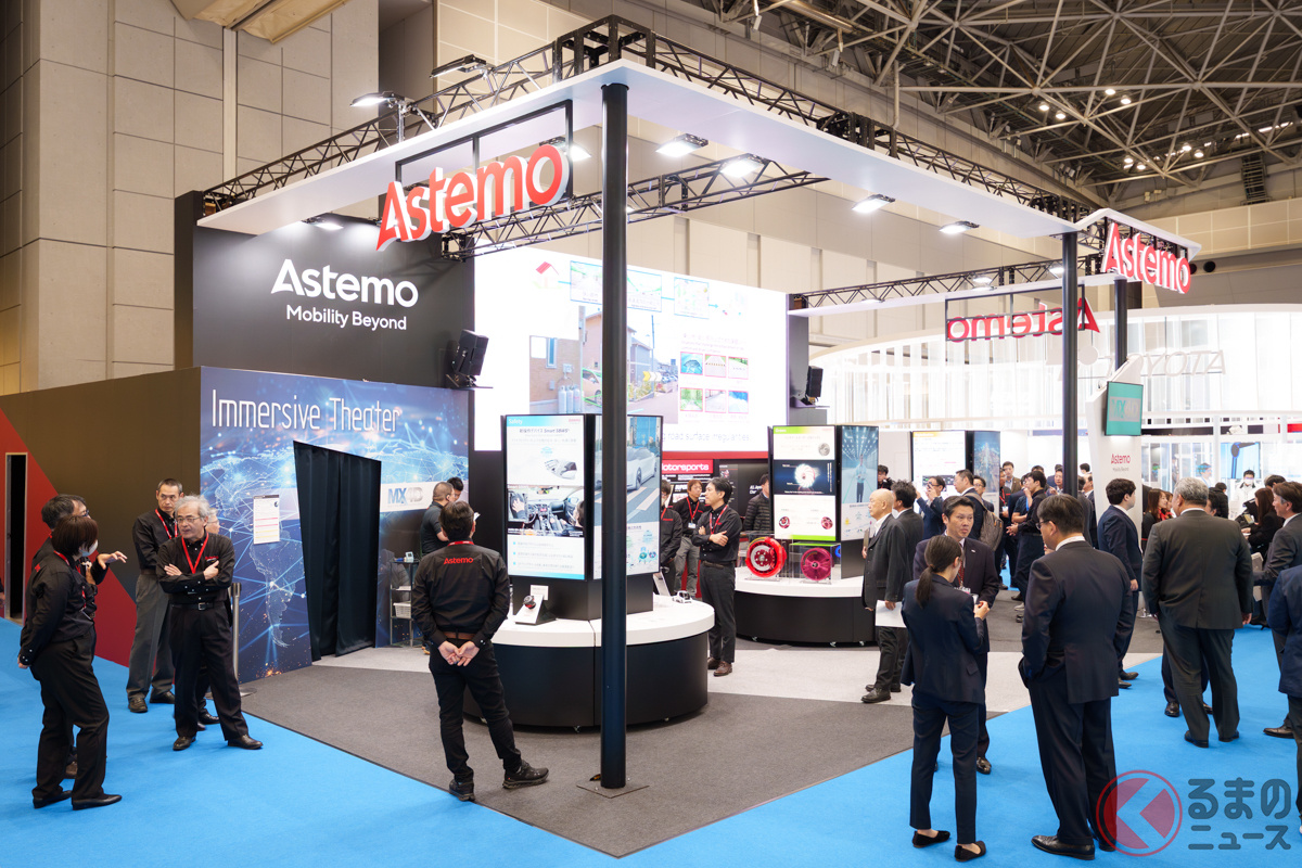 ジャパンモビリティショー2025「Astemo」ブースの様子。MX4Dで体感できるイマーシブシアターは、ブース正面向かって左奥に配置されている
