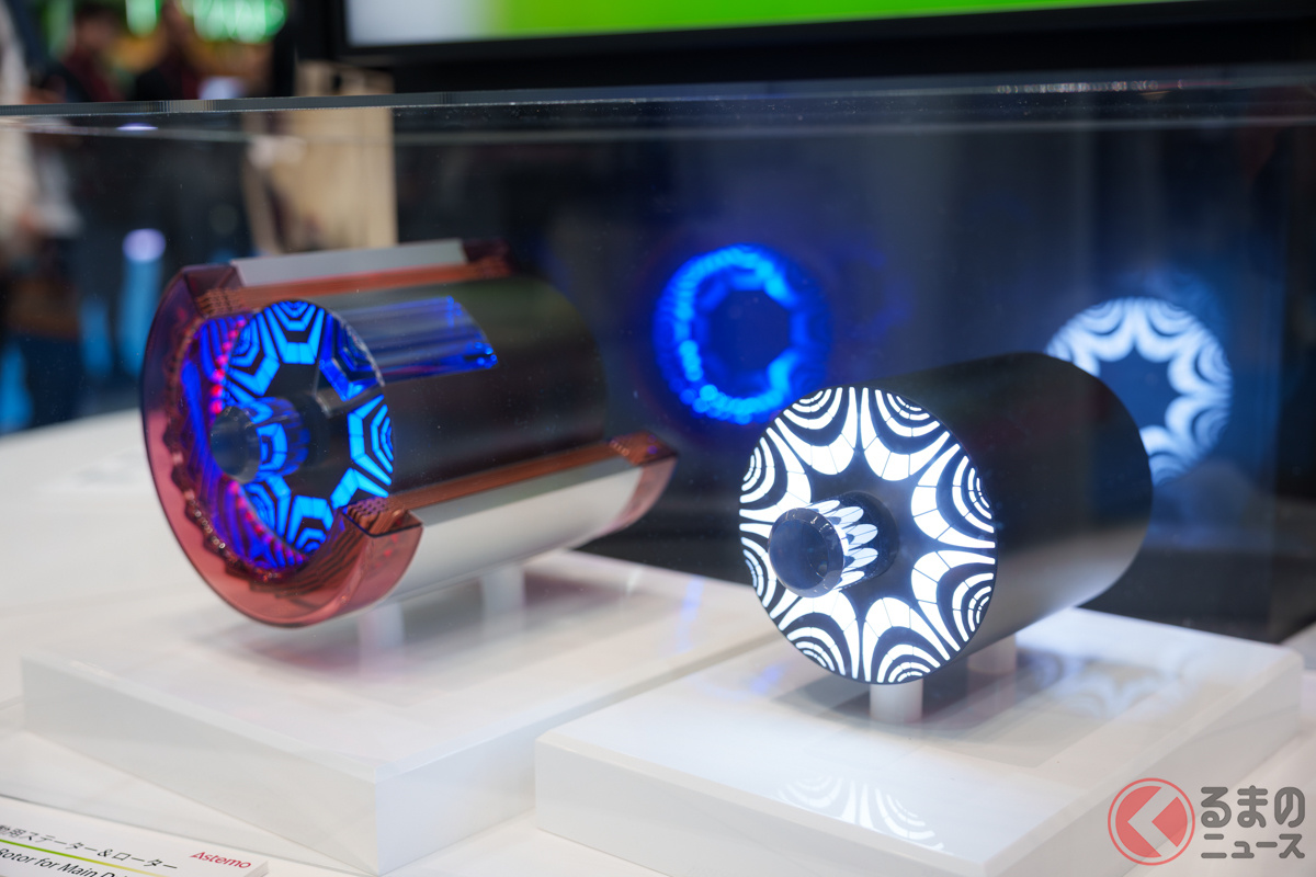ジャパンモビリティショー2025の「Astemo」ブースで初出展された新型モーターのモックアップ(左/主駆動用ステーター&ローター、右/副駆動用ローター)