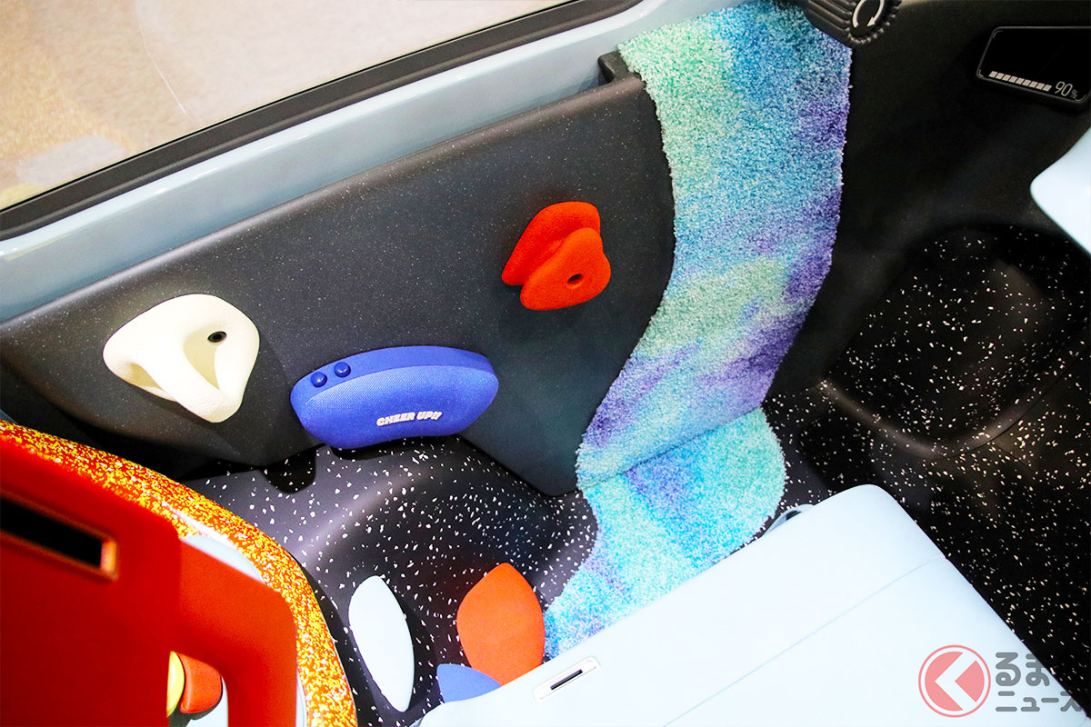 インテリアは「ボルダリング」風で、濡れた傘の水を吸収する「天の川」も！