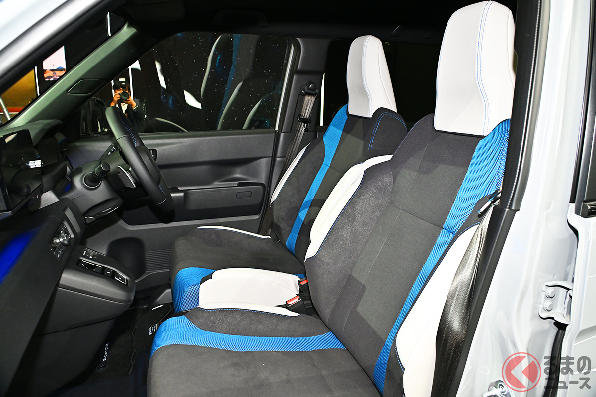 ブルーのアクセントが入った専用のスポーティ内装がカッコイイ!