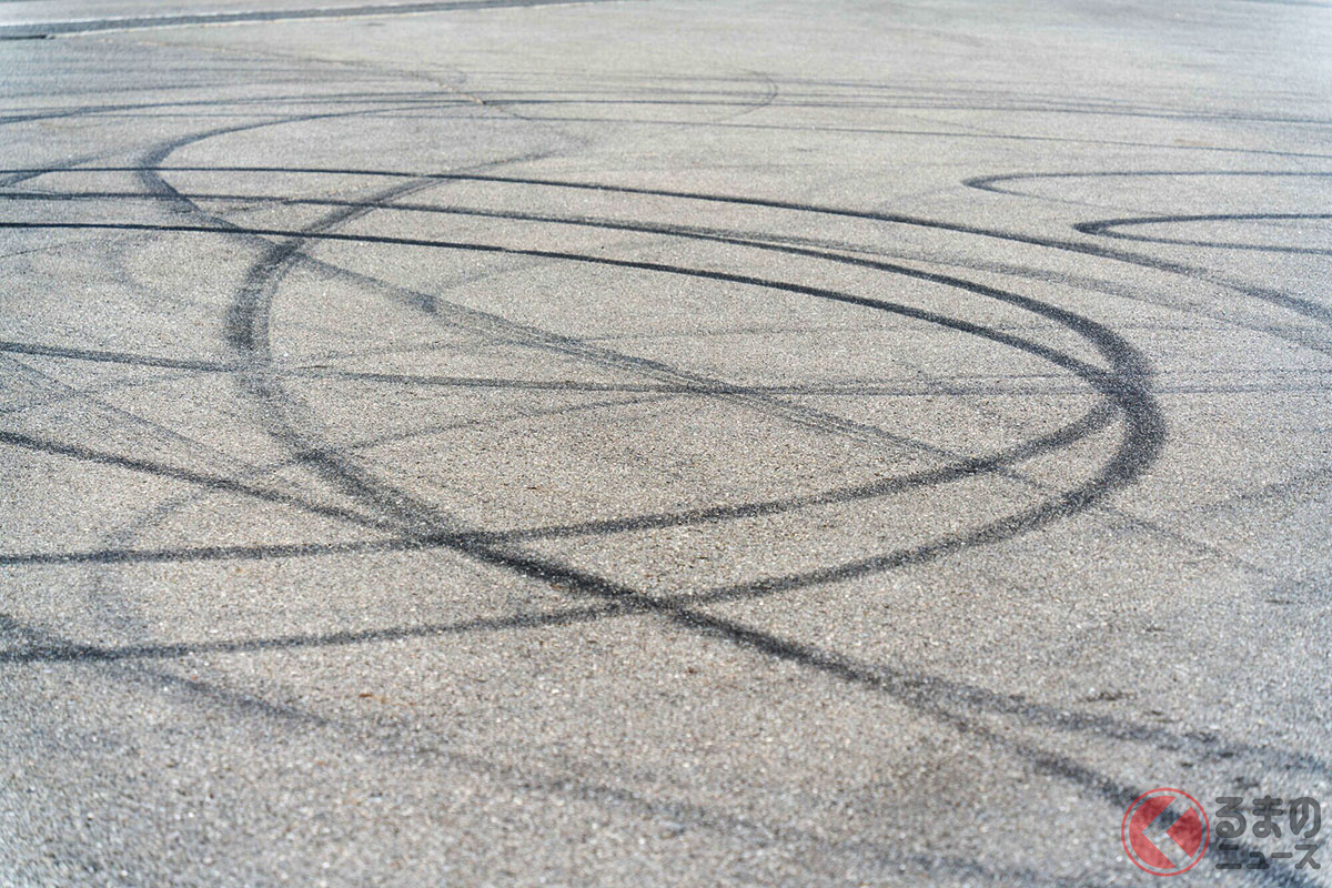 道路に刻まれたドリフト走行の跡（画像：PIXTA／イメージです）