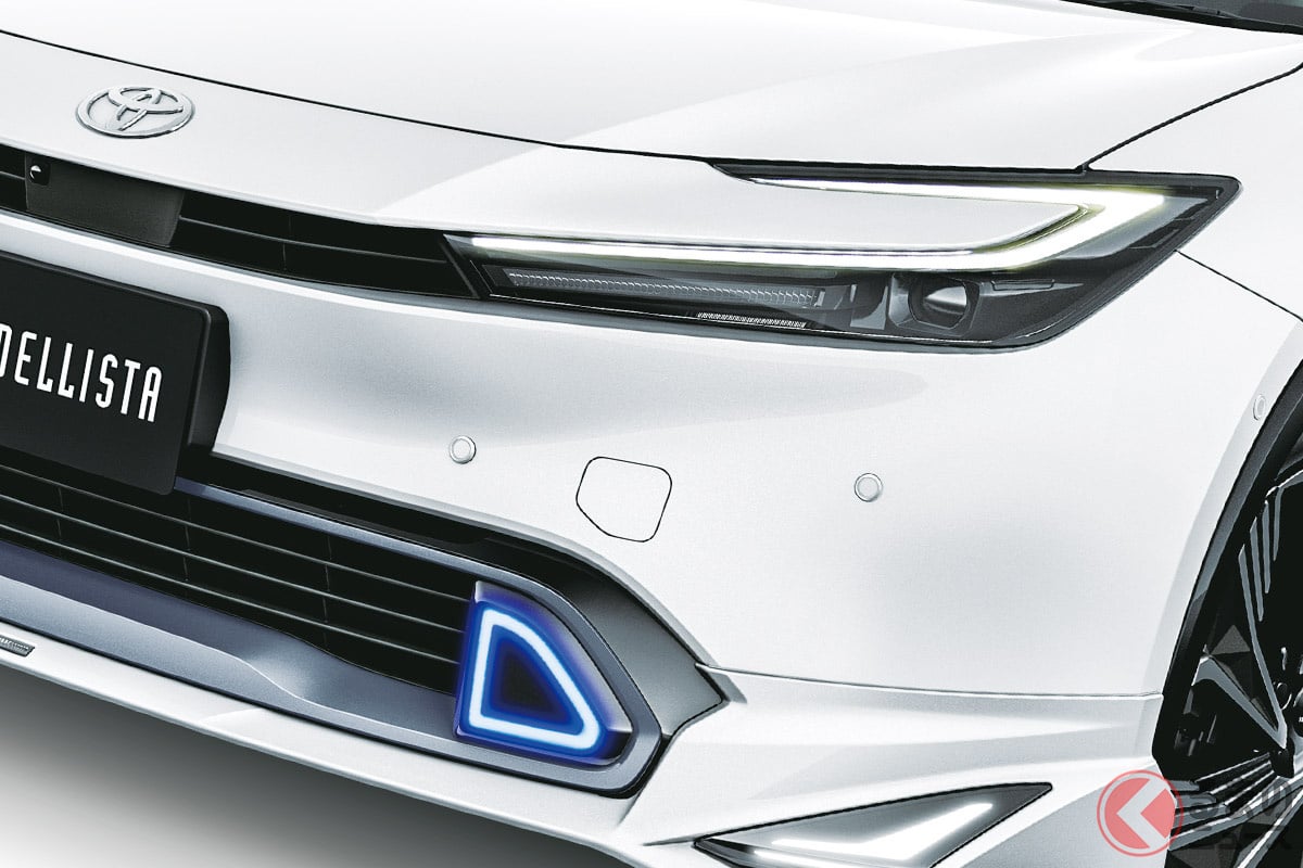 ブルーに光るイルミがスゴいモデリスタ仕様の「プリウス」