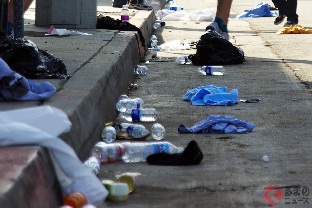 道路に落ちている「中身入りペットボトル」の正体とは(画像:PIXTA/イメージです)