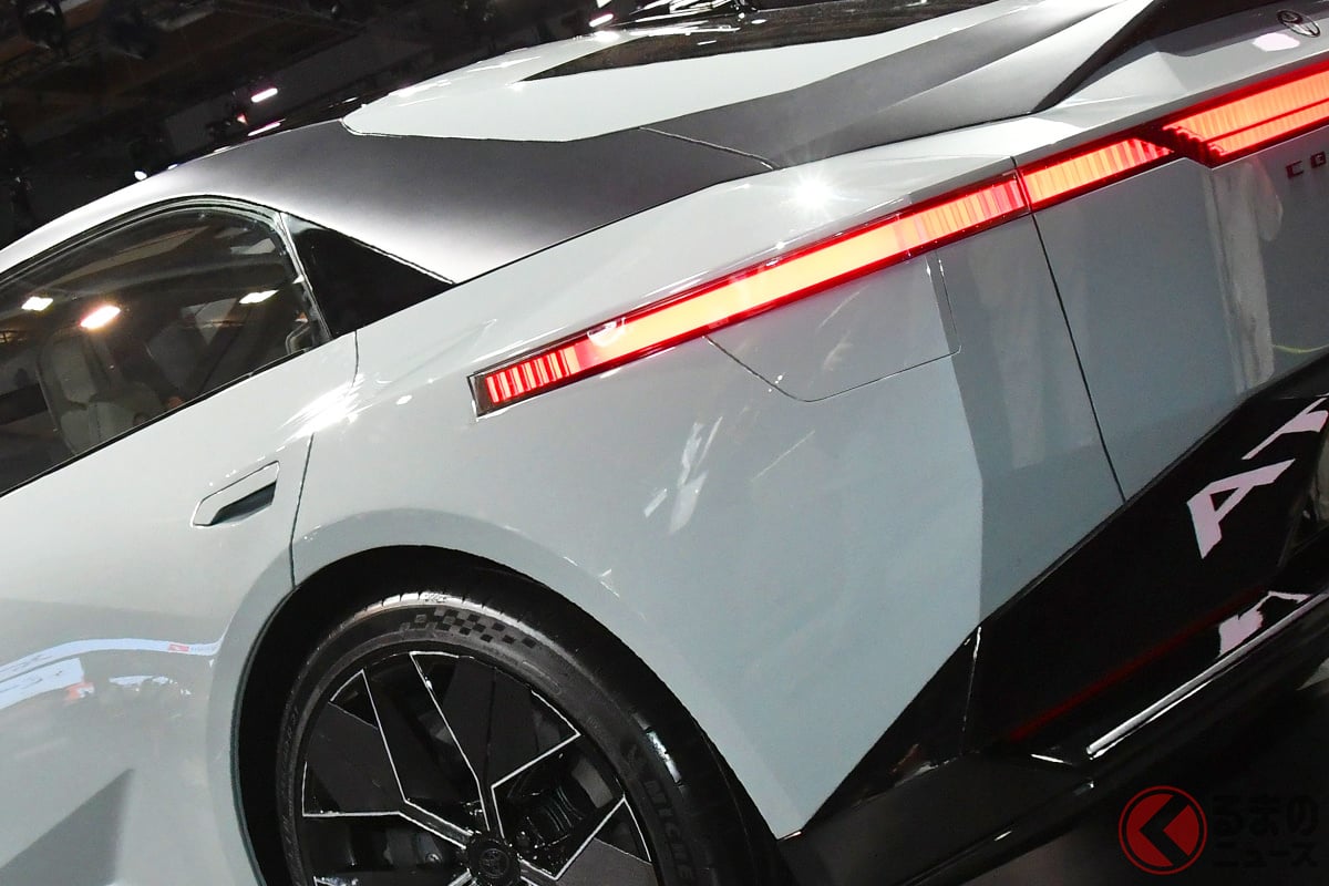 ボディのリアフェンダー部分までまわっている一文字ライトがカッコイイ!