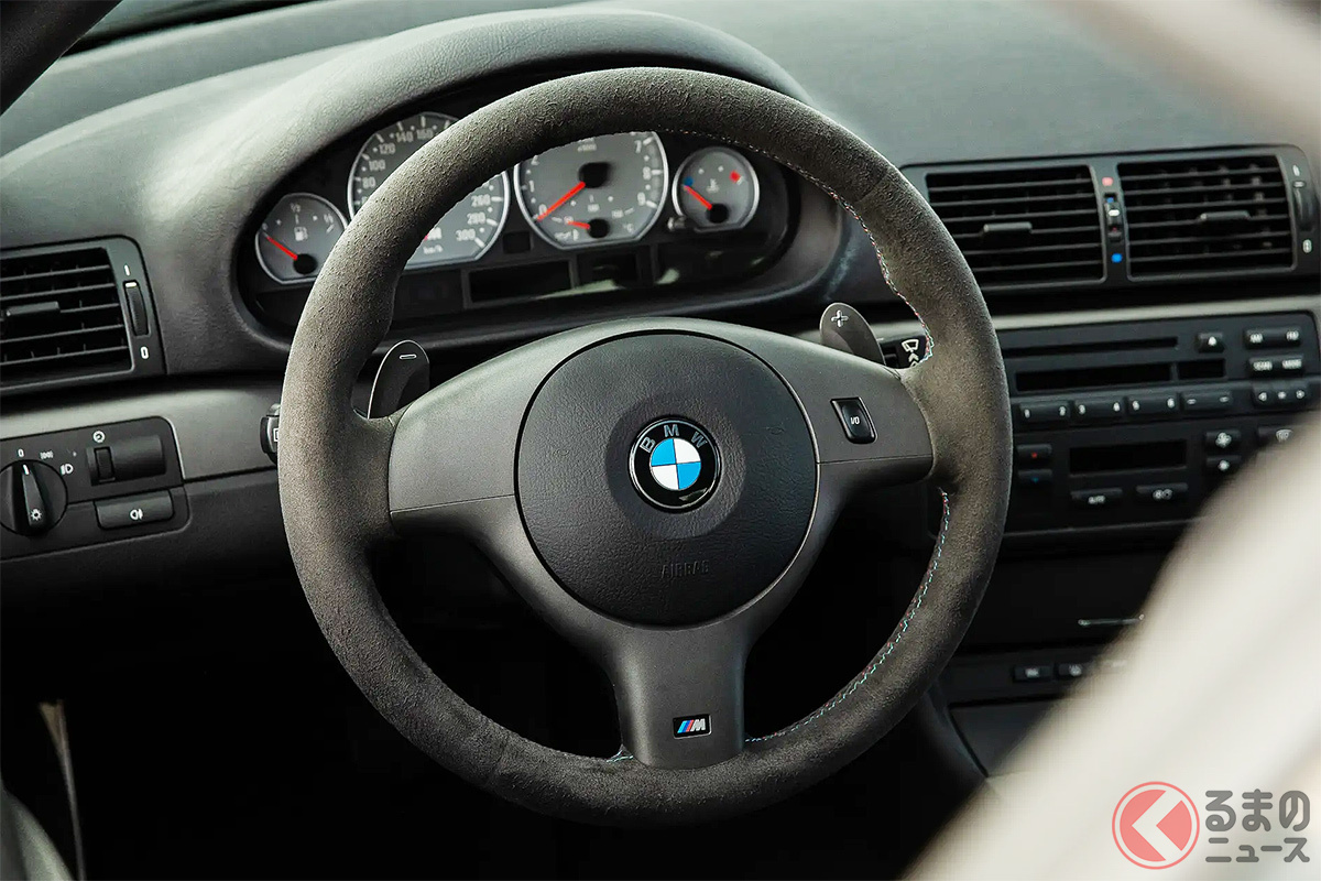 ブラックのアルカンターラで統一された室内は、カーボンファイバー製パネルと相まって高級感とスポーティさを両立